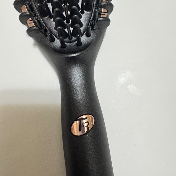 T3 Edge Heated Brush – Ceramic Styling Tool - Picture 3 of 5
